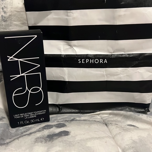 NARS Light Reflecting Foundation - Picture 7 of 8